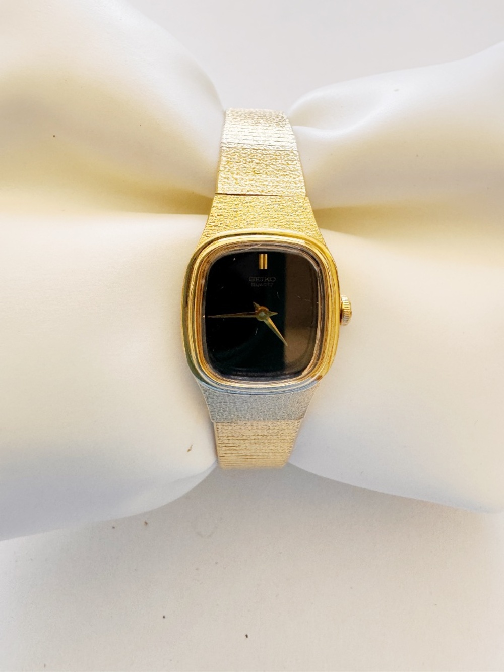 Seiko Quartz Watch Women’s Gold Tone Black Dial Vintage 16mm 5” Runs